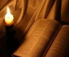 Библия и свечку на алтаре